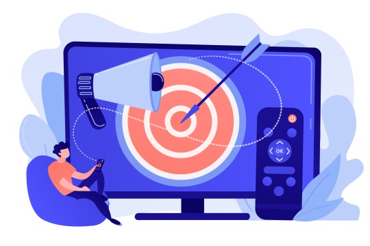 Hombre viendo una televisión inmensa con el mando a distancia. En la pantalla se puede ver como le aparece publicidad y parece que el es el target de ese anuncio que ve.